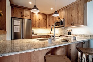 Íbúð - 1 meðalstórt tvíbreitt rúm með svefnsófa - svalir - fjallasýn (Sun Valley Condo 109) | Einkaeldhús | Matarborð