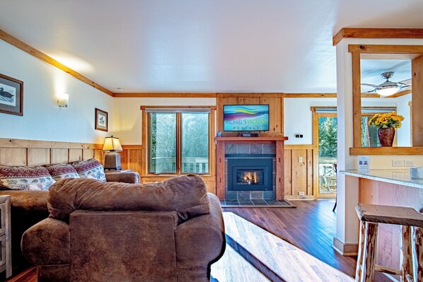 คอนโด, เตียงควีนไซส์ 1 เตียง และโซฟาเบด, ระเบียง, วิวภูเขา (Sun Valley Condo 109) | บริเวณนั่งเล่น | ทีวีจอแบน 42 นิ้ว พร้อมช่องดิจิตอล