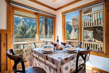 Interior. Sv109 - Walk to Lifts & Town - Hot Tub & Pool