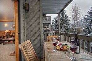 Kondominium, 1 Tempat Tidur Queen dengan tempat tidur Sofa, balkon (Sun Valley Condo 109) | Pemandangan dari kamar