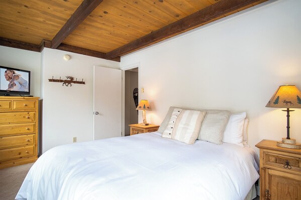 Condo, 2 Queen Beds, Kitchen, Mountain View (Atelier at Sun Valley) | 2 bedrooms, individually decorated, individually furnished