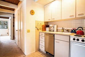 Condo, 2 giường cỡ queen, bếp, quang cảnh núi (Atelier at Sun Valley) | Bếp riêng | Bàn ăn