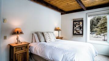 Condo, 2 giường cỡ queen, bếp, quang cảnh núi (Atelier at Sun Valley) | 2 phòng ngủ, trang trí khác biệt