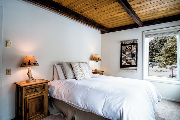 Apartment, 2 Queen-Betten, Küche, Bergblick (Atelier at Sun Valley) | 2 Schlafzimmer, individuell dekoriert, individuell eingerichtet