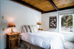 Condo, 2 giường cỡ queen, bếp, quang cảnh núi (Atelier at Sun Valley) | 2 phòng ngủ, trang trí khác biệt