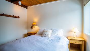 Condo, 2 Queen Beds, Kitchen, Mountain View (Atelier at Sun Valley) | 2 bedrooms, individually decorated, individually furnished