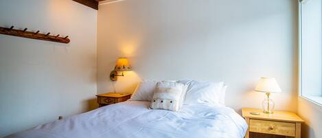 Condo, 2 Queen Beds, Kitchen, Mountain View (Atelier at Sun Valley) | 2 bedrooms, individually decorated, individually furnished