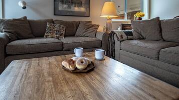 Condo, 2 giường cỡ queen, bếp, quang cảnh núi (Atelier at Sun Valley) | Khu phòng khách | TV màn hình phẳng 42-inch có truyền hình kỹ thuật số