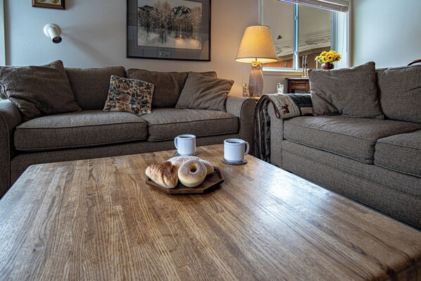 Condo, 2 giường cỡ queen, bếp, quang cảnh núi (Atelier at Sun Valley) | Khu phòng khách | TV màn hình phẳng 42-inch có truyền hình kỹ thuật số