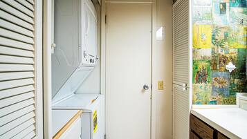 Condo, 2 camas Queen size, cocina, vista a la montaña (Atelier at Sun Valley) | Lavandería