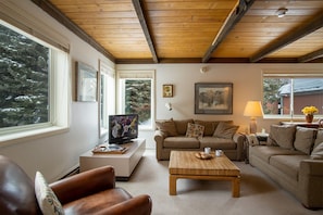 คอนโด, เตียงควีนไซส์ 2 เตียง, ห้องครัว, วิวภูเขา (Atelier at Sun Valley) | บริเวณนั่งเล่น | ทีวีจอแบน 42 นิ้ว พร้อมช่องดิจิตอล