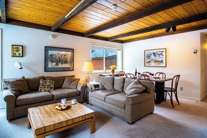 Condo, 2 camas Queen, cozinha, vista para a montanha (Atelier at Sun Valley) | Área de estar | TV de tela plana 42 polegadas com canais digitais