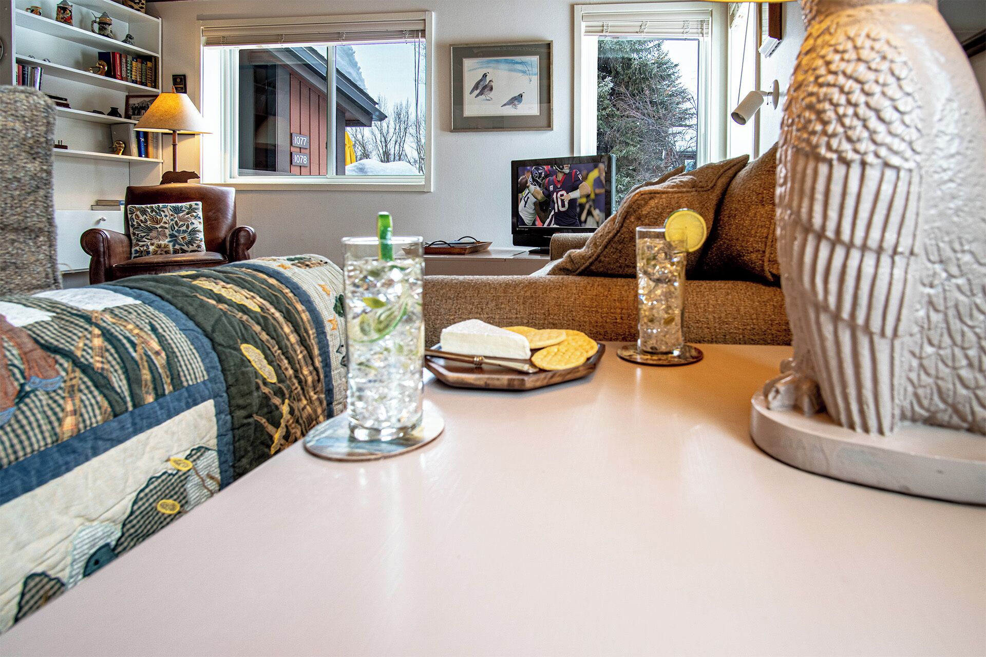 คอนโด, เตียงควีนไซส์ 2 เตียง, ห้องครัว, วิวภูเขา (Atelier at Sun Valley) | บริเวณนั่งเล่น | ทีวีจอแบน 42   นิ้ว พร้อมช่องดิจิตอล