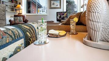 Condo, 2 camas Queen size, cocina, vista a la montaña (Atelier at Sun Valley) | Área de sala de estar | Televisión de pantalla plana de 42 pulgadas con canales digitales