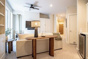 Leilighet, flere senger, terrasse, fjellutsikt (Snow Star Serenade) | Oppholdsområde | En 42-tommers Flatskjerm-TV med digitale kanaler