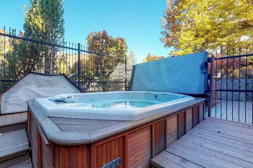 Snow Star Serenade - Hot Tub + Gym + Walk to Downtown & ski Lifts!