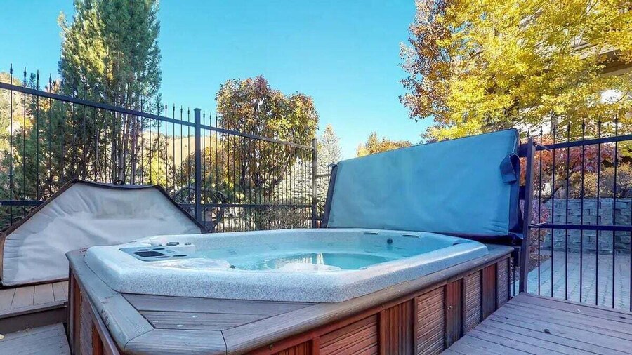 Snow Star Serenade - Hot Tub + Gym + Walk to Downtown & ski Lifts!