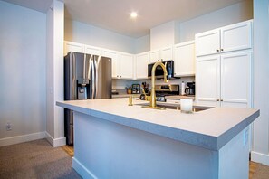 Private kitchen - Snow Star Serenade - Hot Tub + Gym + Walk to Downtown & ski Lifts! (Ketchum)