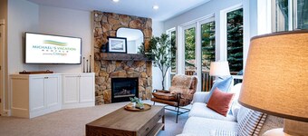 Snow Star Serenade - Hot Tub + Gym + Walk to Downtown & ski Lifts!