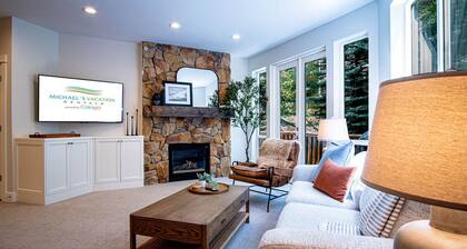 Snow Star Serenade - Hot Tub + Gym + Walk to Downtown & ski Lifts!
