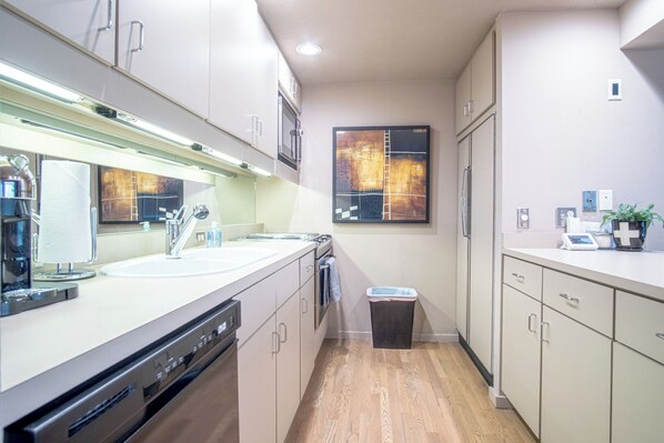 คอนโด, หลายเตียง, ลานระเบียง, วิวภูเขา (Bigwood B14) | ครัวส่วนตัว | โต๊ะรับประทานอาหาร