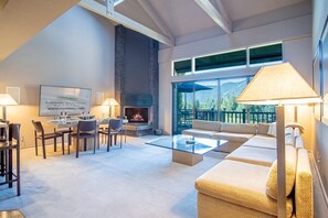 คอนโด, หลายเตียง, ลานระเบียง, วิวภูเขา (Bigwood B14) | บริเวณนั่งเล่น | ทีวีจอแบน 42 นิ้ว พร้อมช่องดิจิตอล