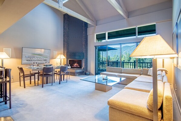 Lägenhet - flera sängar - uteplats - utsikt mot bergen (Bigwood B14) | Vardagsrum | 42-tums platt-tv med digitalkanaler