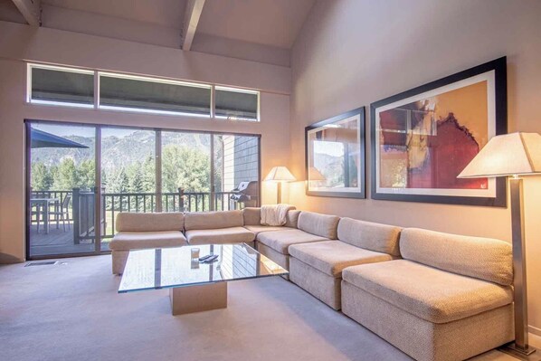 Condo, varias camas, patio, vista a la montaña (Bigwood B14) | Área de sala de estar | Televisión de pantalla plana de 42 pulgadas con canales digitales 