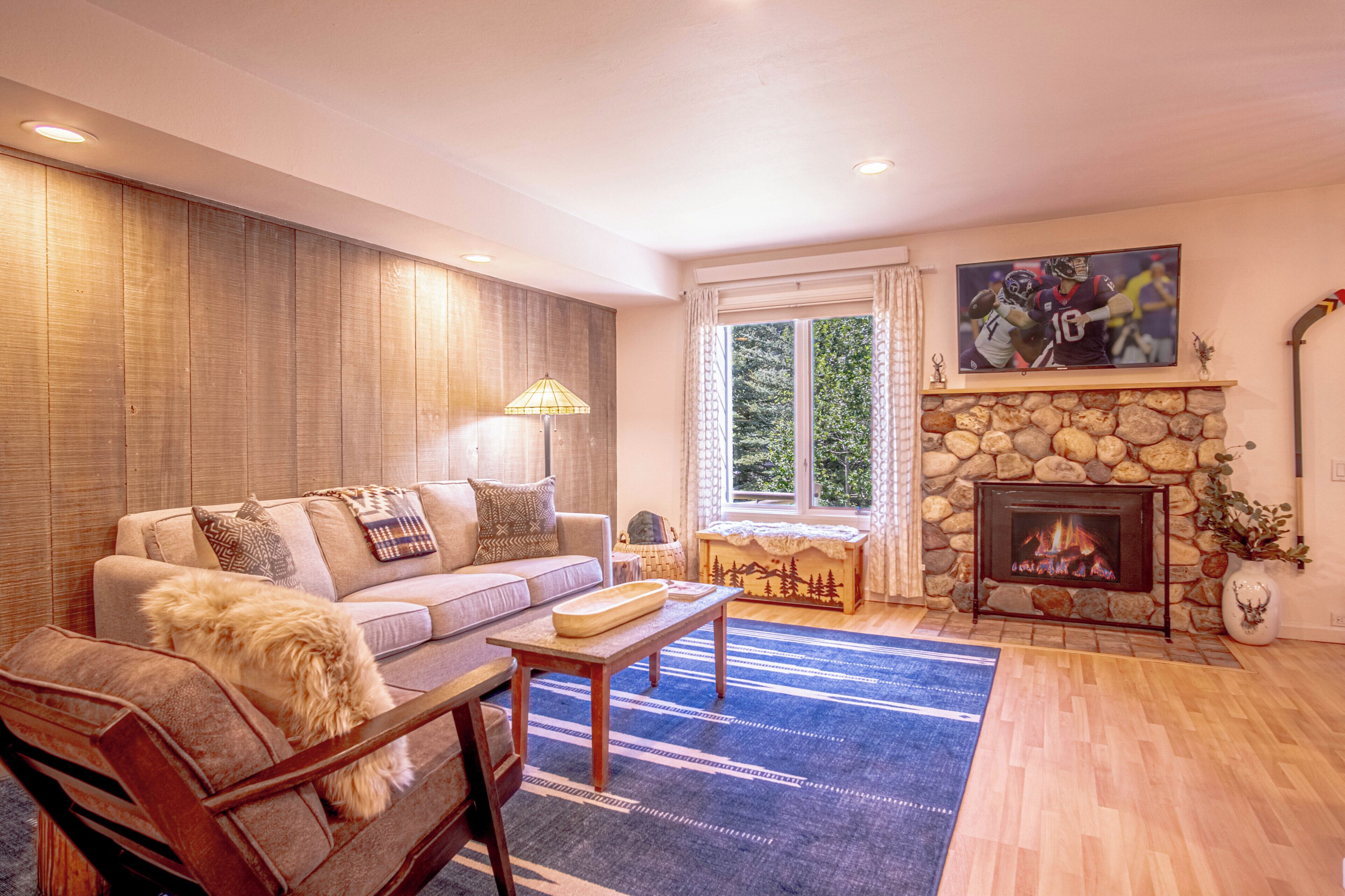 Condo, Multiple Beds, Fireplace, Mountain View (Sun Valley Condo 121) | Living area | 42-inch flat-screen TV with digital channels