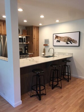 Condo, Berbilang Katil, Fireplace, Mountain View (Sun Valley Condo 121) | Dapur peribadi | Meja makan 