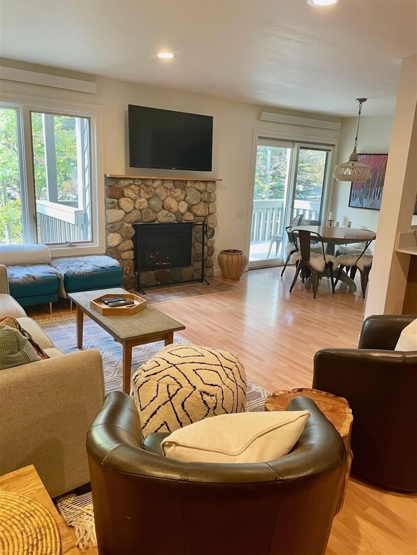 Apartment, Mehrere Betten, Kamin, Bergblick (Sun Valley Condo 121) | Wohnbereich | 42-Zoll-Flachbildfernseher mit Digitalempfang