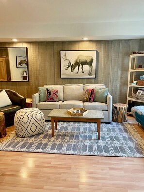 Appartamento, letti multipli, caminetto, vista montagna (Sun Valley Condo 121) | Area soggiorno | TV a schermo piatto 42 pollici con canali digitali