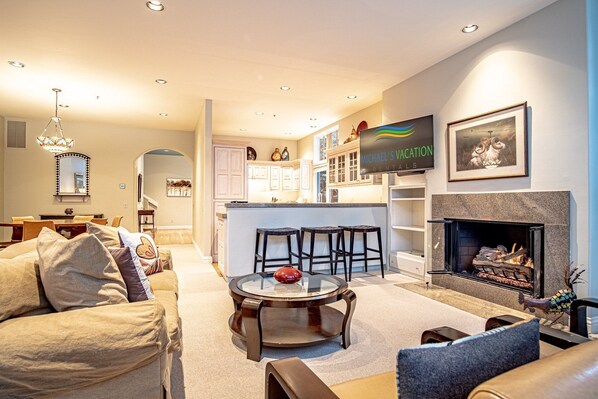 獨棟房屋, 多張床, 庭院, 山景 (Trail Creek Treasure) | 起居區 | 42-吋平面電視，提供數位頻道