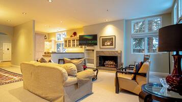 Casa, letti multipli, patio, vista montagna (Trail Creek Treasure) | Area soggiorno | TV a schermo piatto 42 pollici con canali digitali