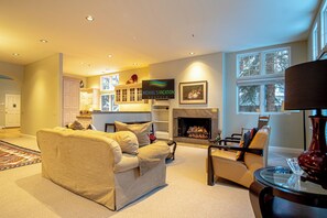 Ház, több ágy, teraszos udvar, kilátással a hegyre (Trail Creek Treasure) | Nappalirész | Síkképernyős tévé