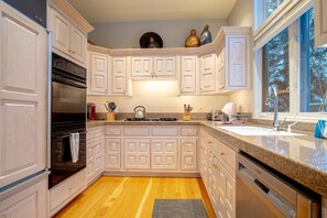 獨棟房屋, 多張床, 庭院, 山景 (Trail Creek Treasure) | 私人廚房 | 餐桌