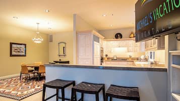 Casa, várias camas, varanda, vista para a montanha (Trail Creek Treasure) | Cozinha privada | Mesas de jantar