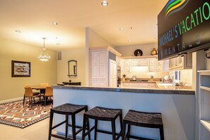 Ház, több ágy, teraszos udvar, kilátással a hegyre (Trail Creek Treasure) | Privát konyha | Ebédlőasztal