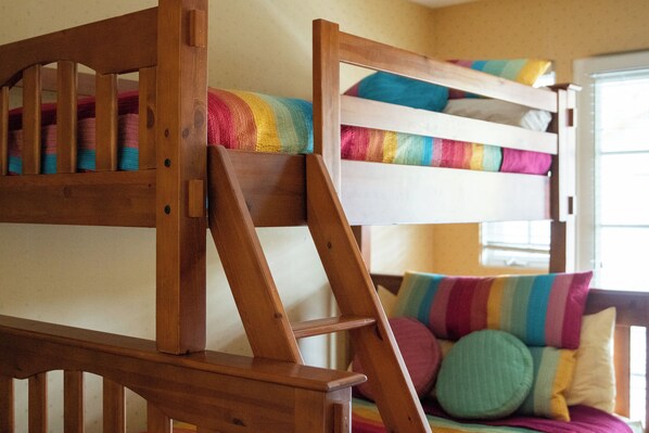 Casa, varias camas, patio, vistas a la montaña (Trail Creek Treasure) | 3 dormitorios, decoración individual, mobiliario individual