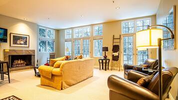 Casa, varias camas, patio, vistas a la montaña (Trail Creek Treasure) | Zona de estar | Televisión de pantalla plana de 42 pulgadas con canales digitales