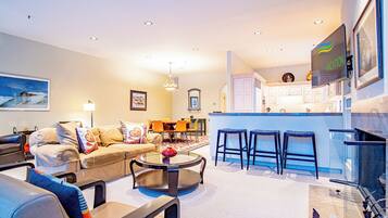 Casa, varias camas, patio, vistas a la montaña (Trail Creek Treasure) | Zona de estar | Televisión de pantalla plana de 42 pulgadas con canales digitales