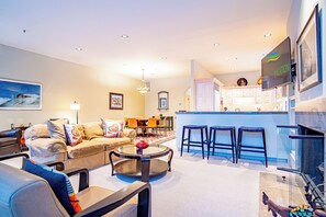 Casa, varias camas, patio, vistas a la montaña (Trail Creek Treasure) | Zona de estar | Televisión de pantalla plana de 42 pulgadas con canales digitales