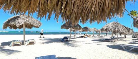 Sulla spiaggia, sabbia bianca, 4 bar sulla spiaggia