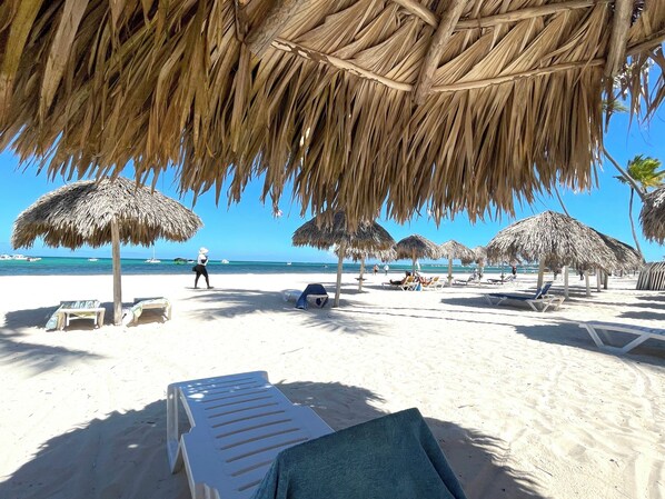 En la playa, playa de arena blanca y 4 bares en la playa