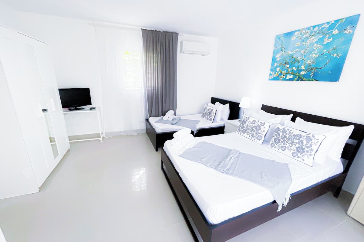 Studio, aan het zwembad | Een kluis op de kamer, gratis wifi, beddengoed