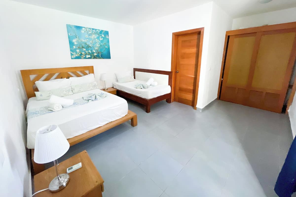 Suite ejecutiva, vista al jardín | Caja de seguridad en la habitación, wifi gratis y ropa de cama