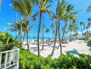 Plage, sable blanc, serviettes de plage, massages sur la plage
