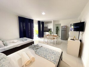 Estudio, balcón, junto a la alberca | Cocina privada | Refrigerador, parrilla de estufa y cafetera y tetera