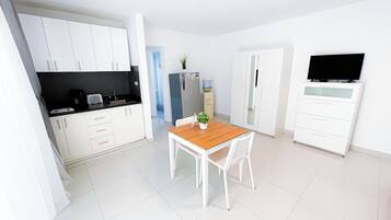 Estúdio, vista para a piscina | Cozinha privada | Geladeira, cooktop, cafeteira/chaleira