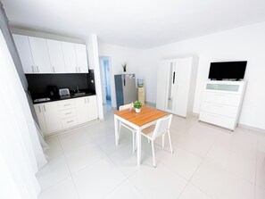 Estudio, vistas a la piscina | Cocina privada | Frigorífico, placa de cocina, cafetera o tetera y utensilios de cocina
